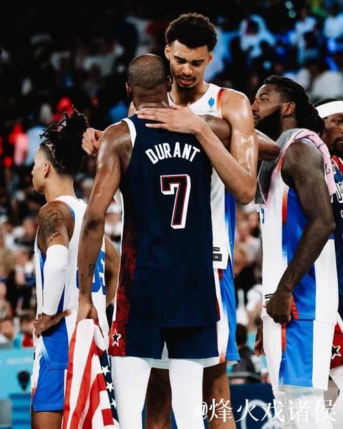 保罗和帕克场边观战,炮哥跟文班亚马开心拥抱 保罗和帕克场边观战,炮哥跟文班亚马开心拥抱