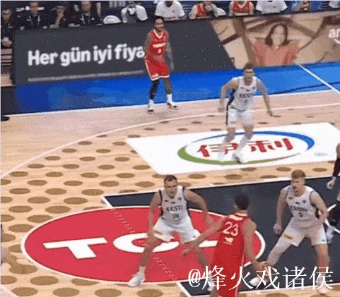 申京运球转身强攻上篮造犯规，瓦兰丘纳斯六犯毕业