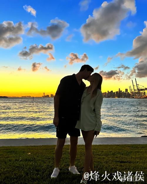 本坦库尔女友社媒晒图：祝大家圣诞快乐