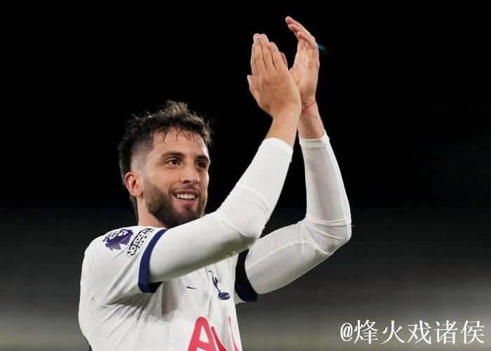 本坦库尔女友社媒晒图：祝大家圣诞快乐